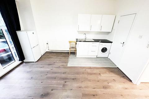 Studio to rent, Colney Hatch Lane, London, N10