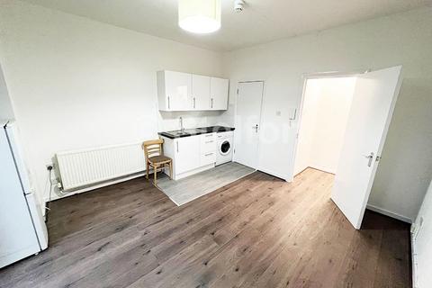 Studio to rent, Colney Hatch Lane, London, N10