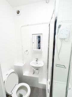 Studio to rent, Colney Hatch Lane, London, N10