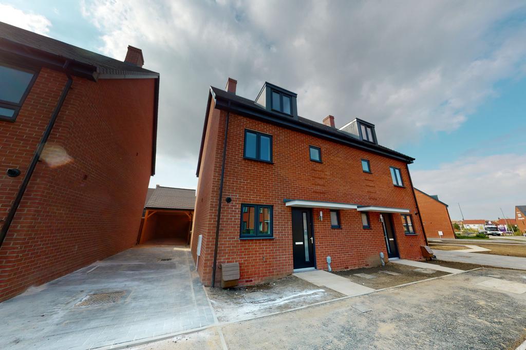 Heritage Road, Bridgefield, Ashford... 4 bed semidetached house £