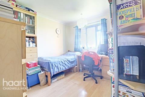 16 Longhayes Court, Romford, RM6 5HJ