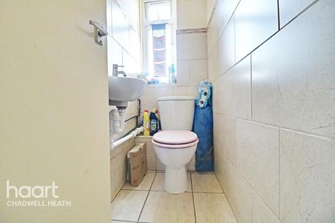 16 Longhayes Court, Romford, RM6 5HJ