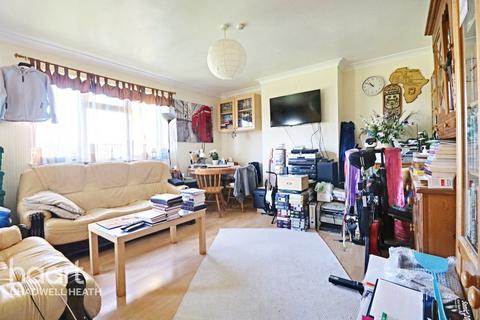 3 bedroom flat for sale - Longhayes Court, Romford