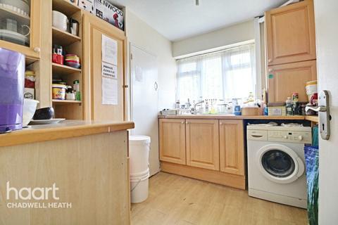 16 Longhayes Court, Romford, RM6 5HJ