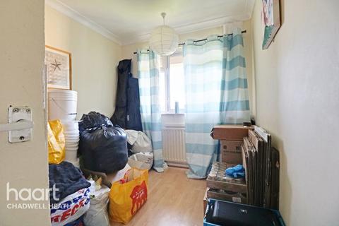 16 Longhayes Court, Romford, RM6 5HJ