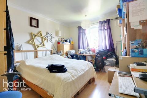16 Longhayes Court, Romford, RM6 5HJ
