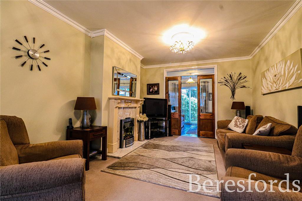 Lancaster Drive, Hornchurch, RM12 3 bed semidetached house £500,000