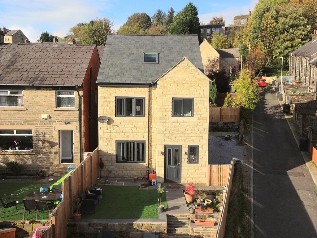 Lindwell Avenue, Greetland HX4 4 bed detached house £280,000