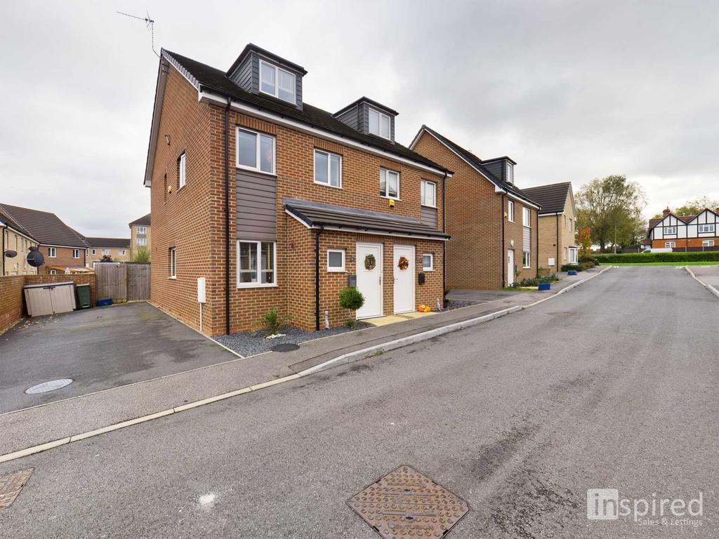 Bunkers Crescent, Bletchley 3 bed semidetached house £325,000