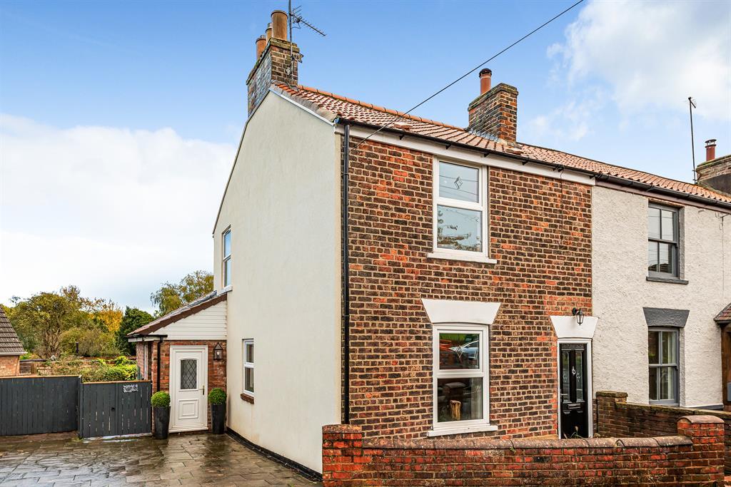 Queensgate, Beverley, HU17 8NJ 2 bed end of terrace house £280,000