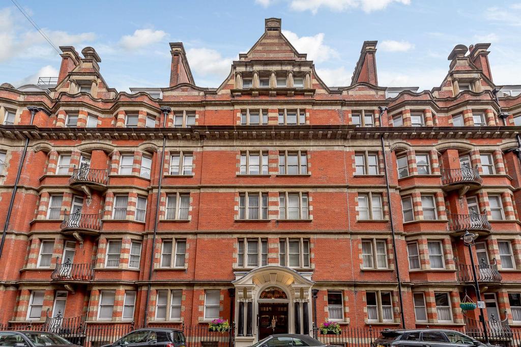 Clarence Gate Gardens, Glentworth Street, Marylebone, London, NW1 3 bed