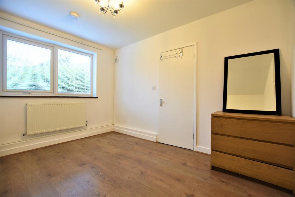 Garden Court, Greenacres, Eltham, SE9 1 bed flat £1,050 pcm (£242 pw)