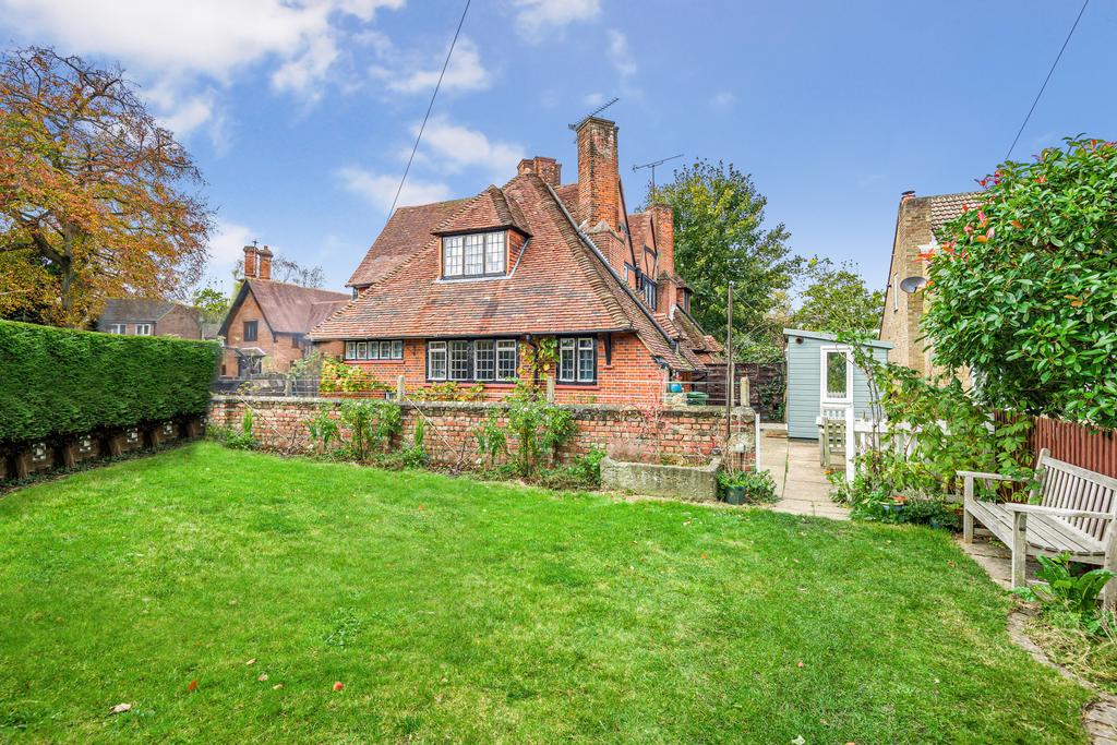 Ship Lane, Farnborough, GU14 3 bed semidetached house £450,000