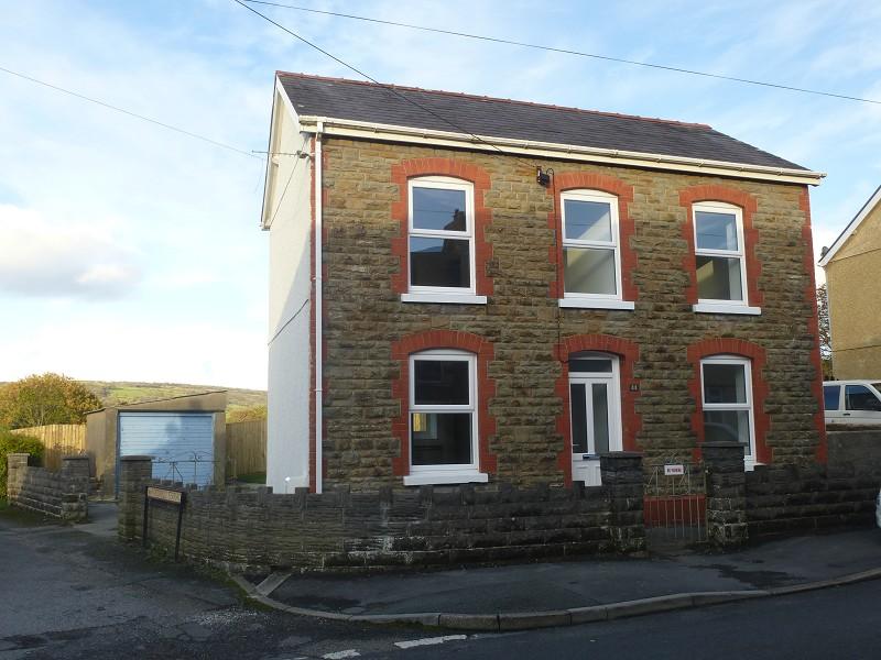 Wernoleu Road, Ammanford... 3 bed detached house £239,950