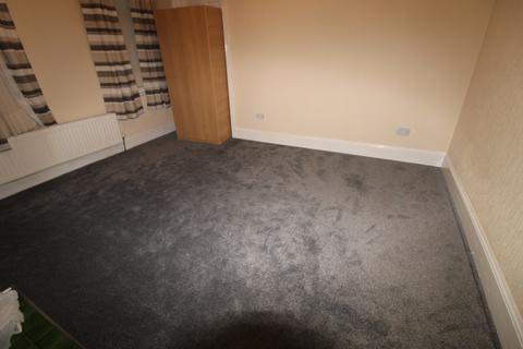 2 bedroom flat to rent, Ashford, TW15