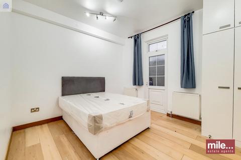 Studio to rent, Golders Green Road, London NW11