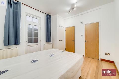 Studio to rent, Golders Green Road, London NW11