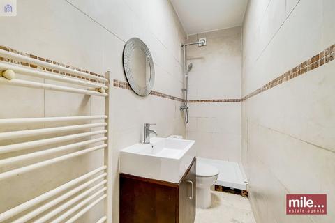 Studio to rent, Golders Green Road, London NW11