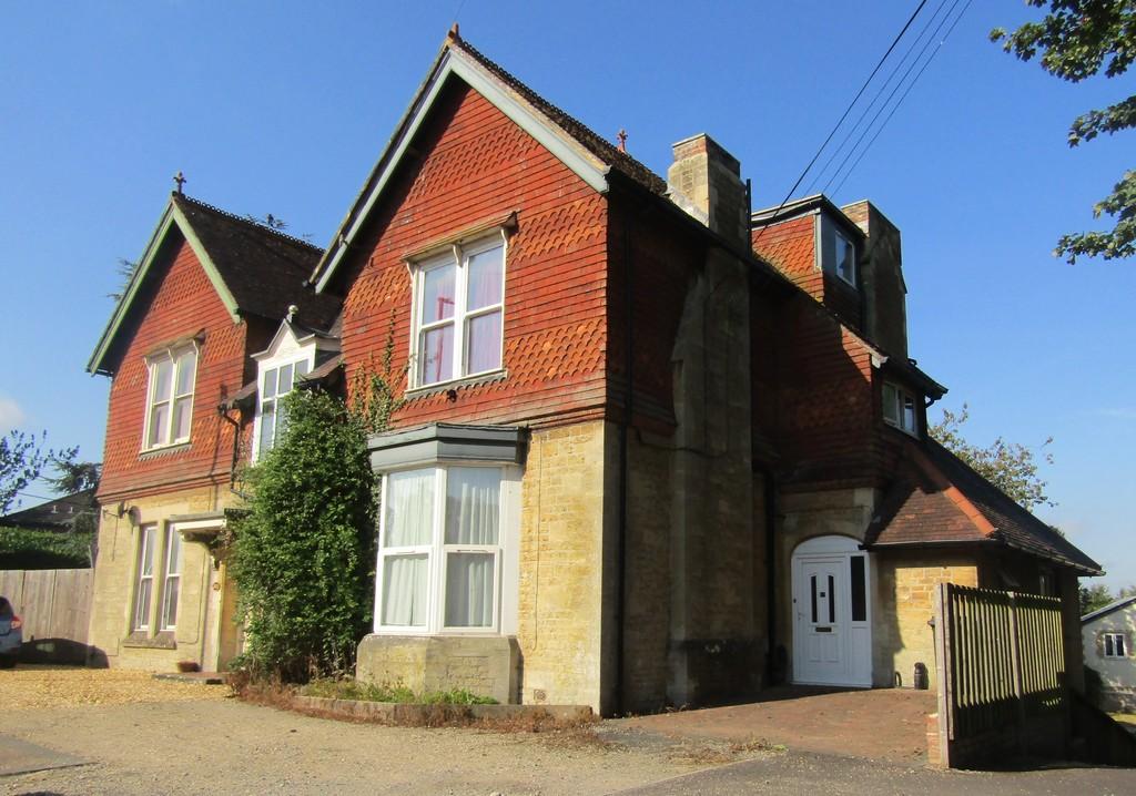 Warminster Road, Westbury 2 bed apartment £650 pcm (£150 pw)