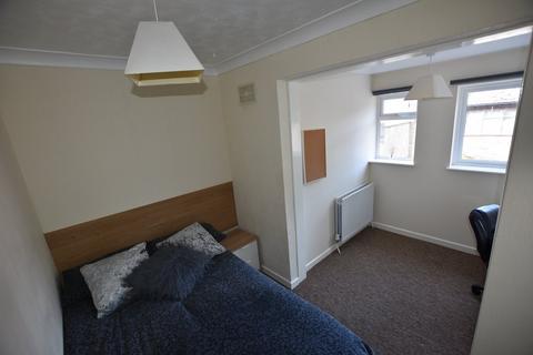 5 bedroom detached house to rent, Raleigh Road, Wallisdown