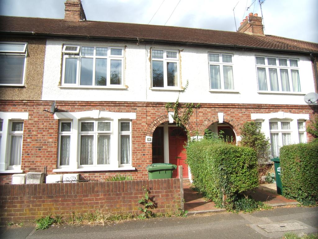 Penton Avenue, Staines, TW18 2NB 2 bed £1,100 pcm (£254 pw)