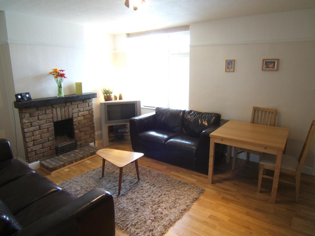 Penton Avenue, Staines, TW18 2NB 2 bed £1,100 pcm (£254 pw)