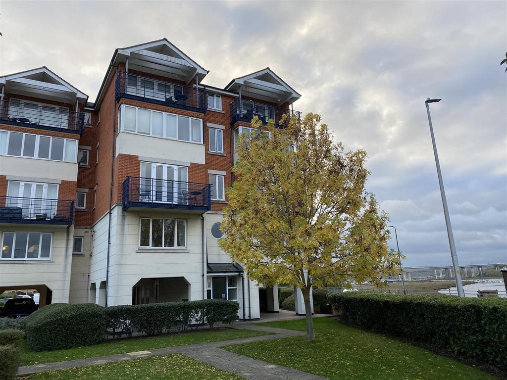Shelley Rise, Rochester 2 bed flat - £895 pcm (£207 pw)