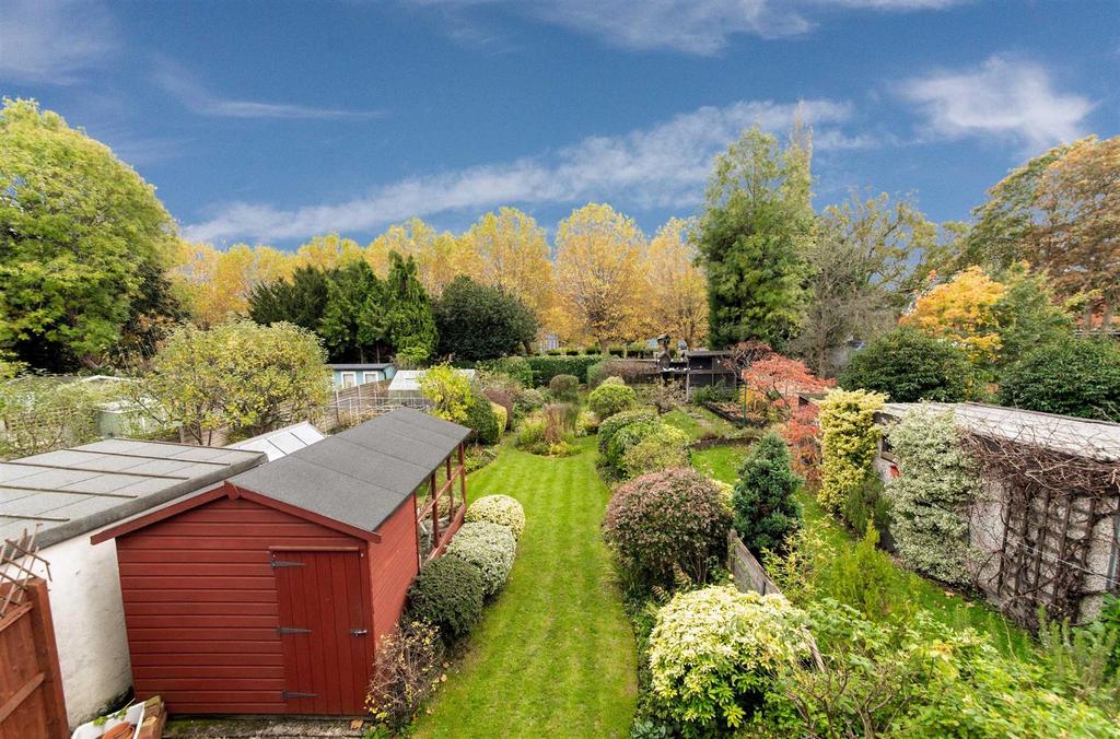 Oakhampton Road, Mill Hill 3 bed semidetached house £625,000