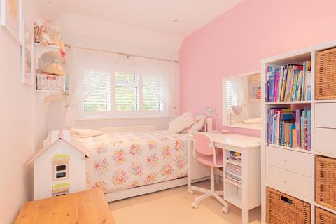 19 Berry Meade, Ashtead, KT21 1SF