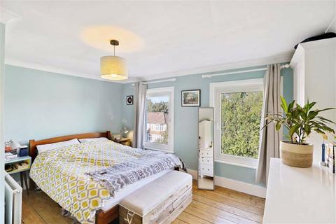 14c Ash Grove, London, SE20 7RD