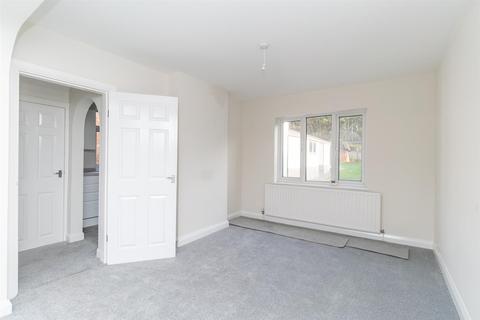 68 Heatherley Drive, Nottingham, NG6 0FN