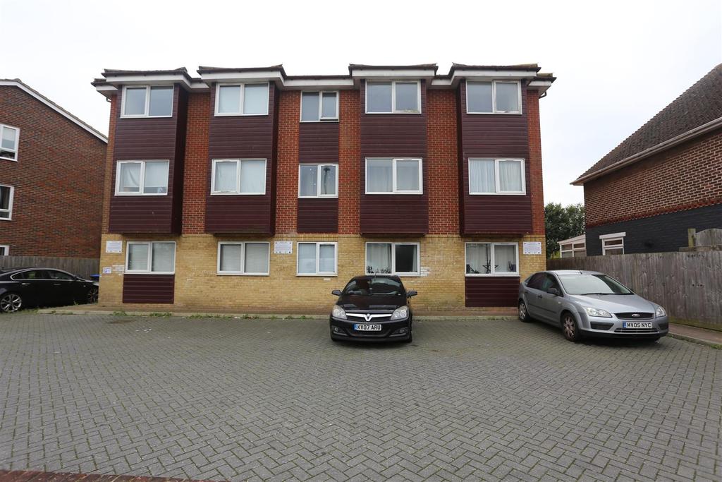 Tower Road, Lancing 1 bed flat £850 pcm (£196 pw)