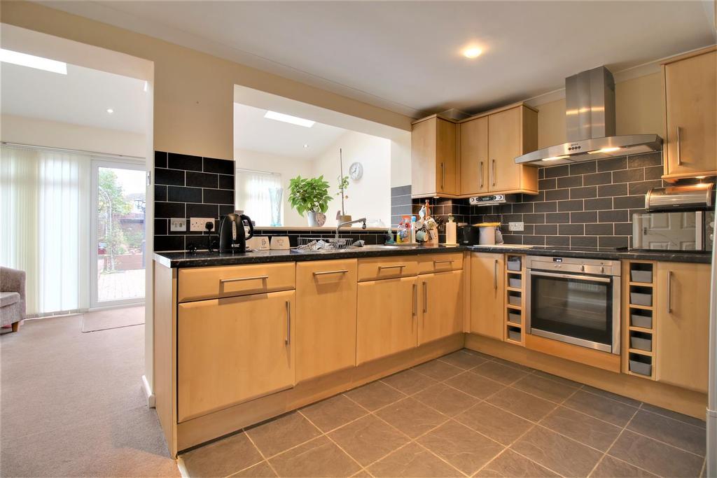 Kennedy Drive, Pangbourne, Reading 3 bed house £365,000