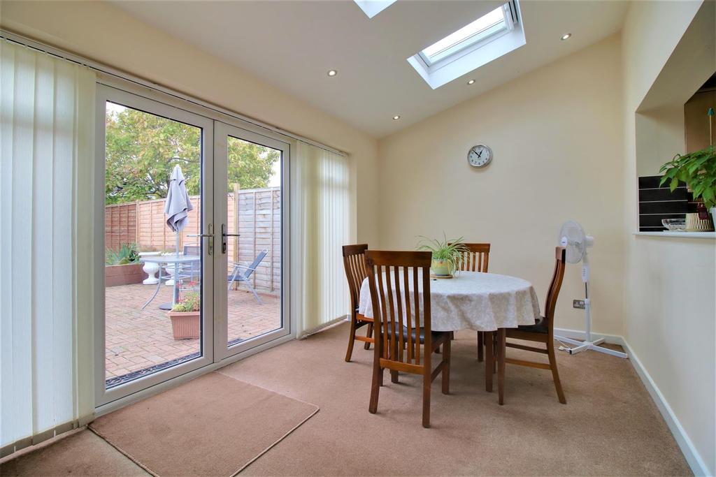 Kennedy Drive, Pangbourne, Reading 3 bed house £365,000