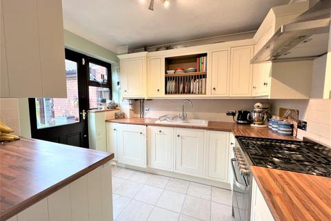 4 bedroom semi-detached house for sale - UNDER OFFER - Falcon Way, Wanstead