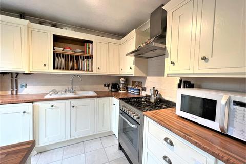 5 Falcon Way, London, E11 1SX