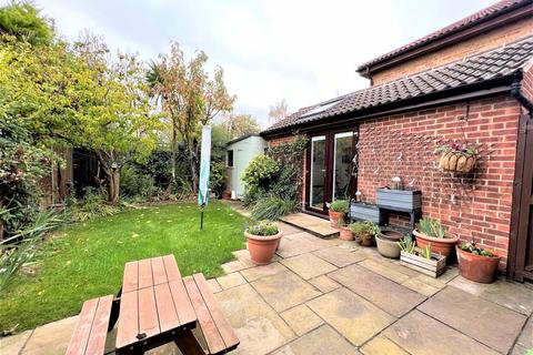 5 Falcon Way, London, E11 1SX