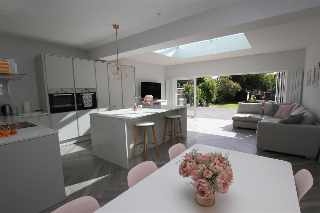 Marine Avenue, LeighOnSea 3 bed semidetached house £1,895 pcm (£