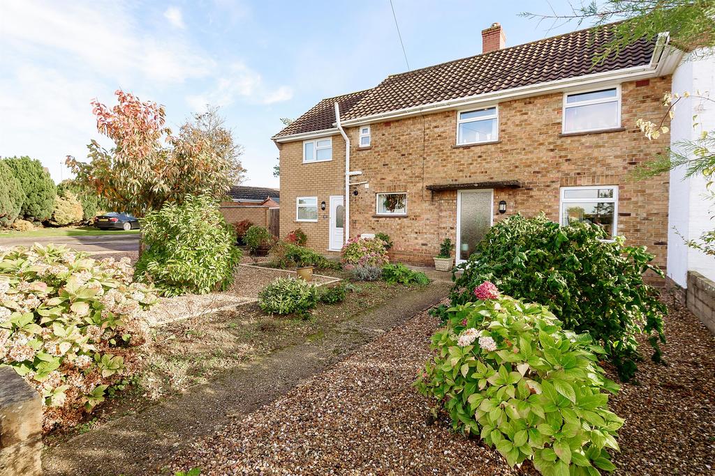 Tennyson Gardens, Horncastle, Lincs, LN9 6DG 3 bed semidetached house