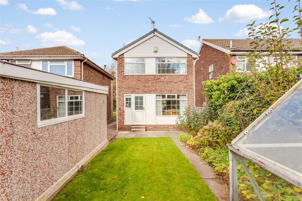 Lichfield Road, Dewsbury, WF12 3 bed detached house £185,000