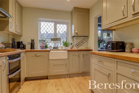 7 Knights Way, Brentwood, CM13 2AR