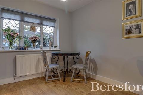 7 Knights Way, Brentwood, CM13 2AR