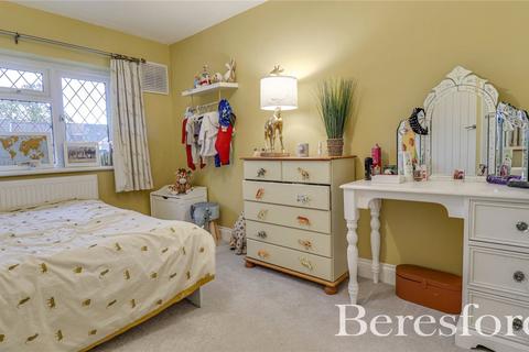 7 Knights Way, Brentwood, CM13 2AR
