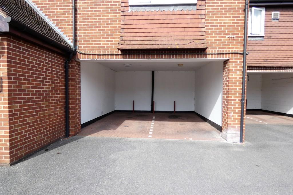 Hatton Road, Bedfont, Feltham 1 bed flat £189,950
