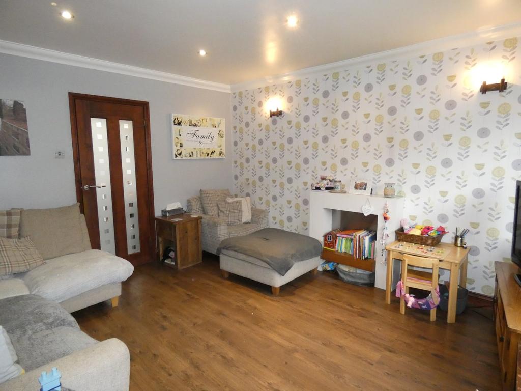 Milton Gardens, Liversedge, WF15 3 bed end of terrace house £180,000