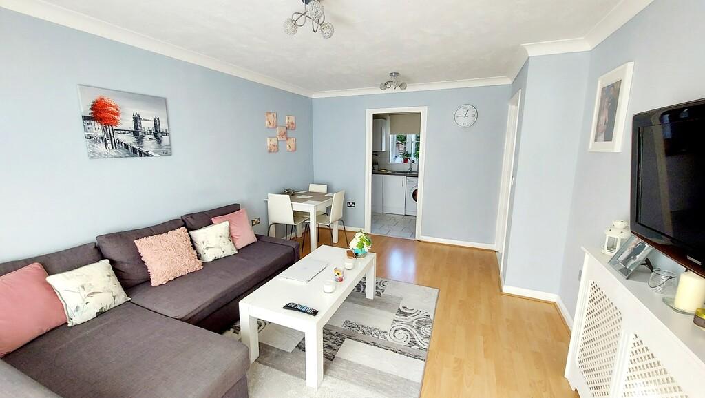 STONEWOOD ROAD, ERITH, KENT, DA8 1GZ 1 bed ground floor flat £950 pcm