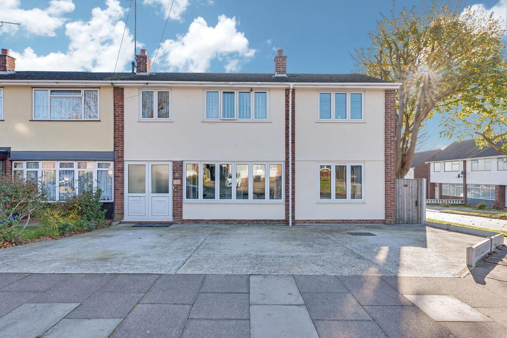 Dering Crescent, Leighonsea, SS9 4 bed terraced house £400,000