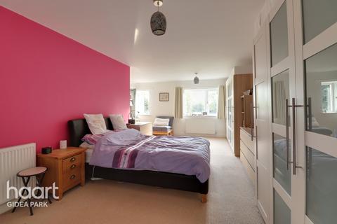 28 Park Drive, Romford, RM1 4LH