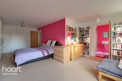 28 Park Drive, Romford, RM1 4LH