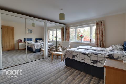 28 Park Drive, Romford, RM1 4LH
